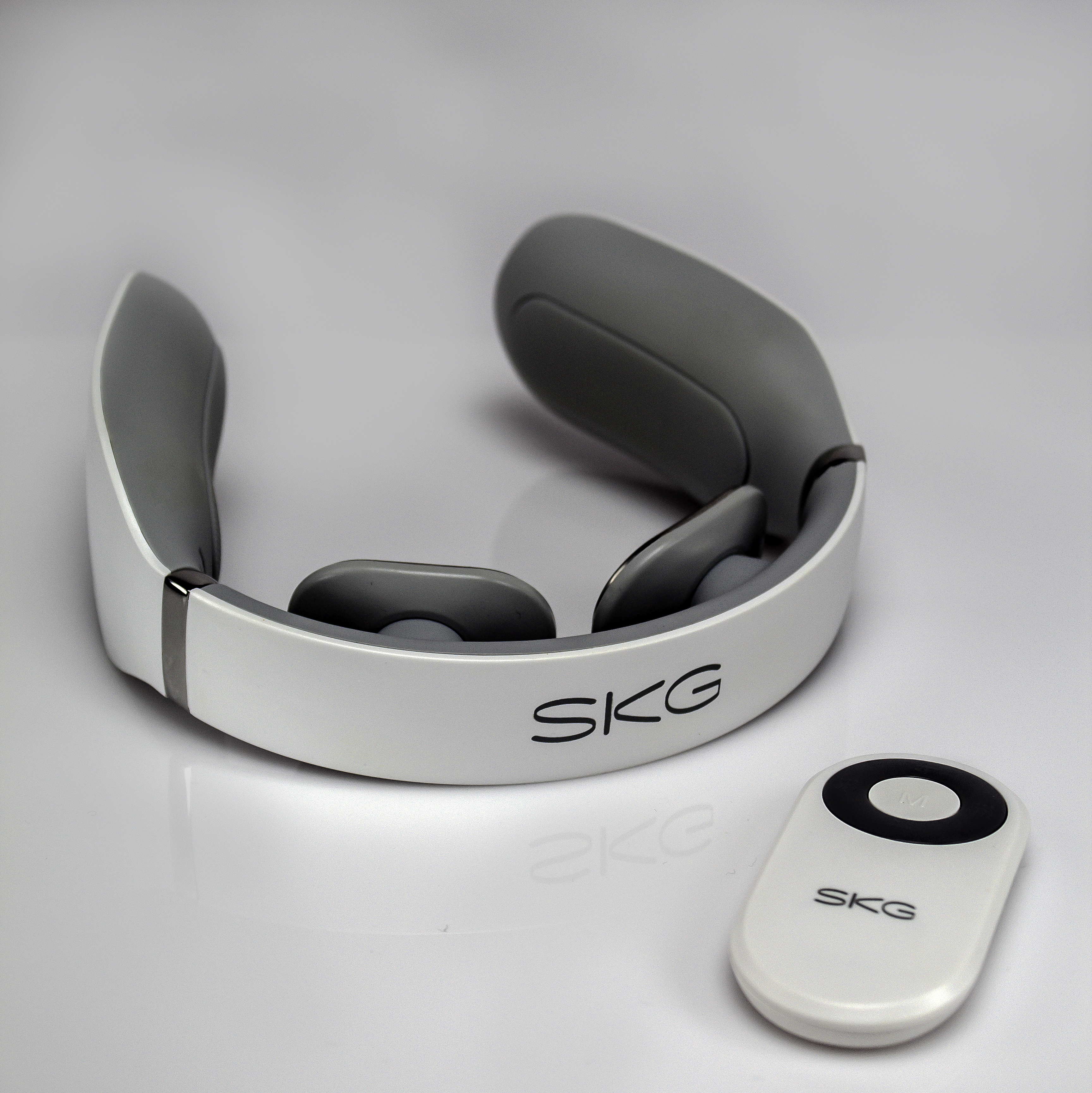 SKG Smart Neck Massager with Heating Function, Wireless 3D Travel Neck